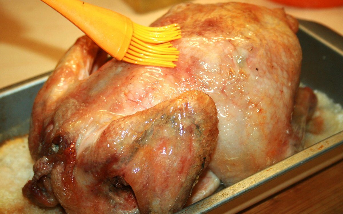 Курица запеченная целиком на соли в духовке
